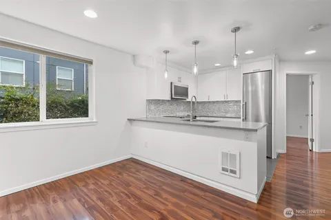 $499,950 | 232 Belmont Avenue East, Unit 201, Seattle, WA 98102
