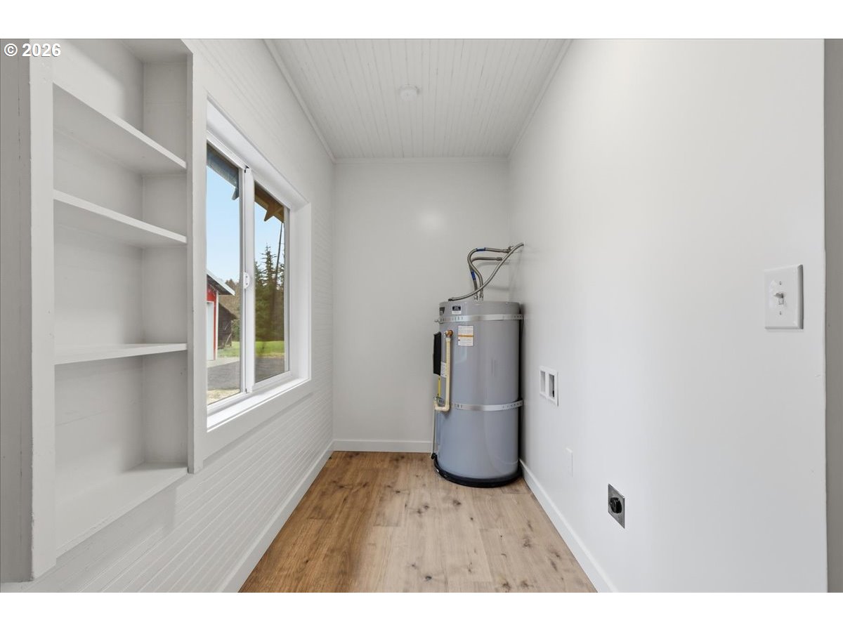 1313 Hining Road Winlock, WA 98596 - Photo 21 of 46 a view of an empty room with a window