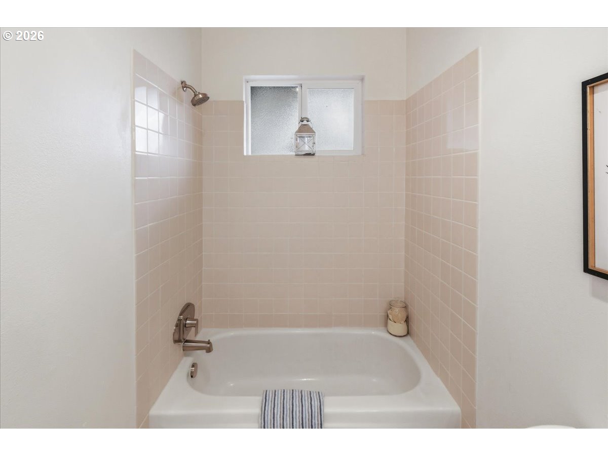 1313 Hining Road Winlock, WA 98596 - Photo 27 of 46 a bathroom with a bathtub