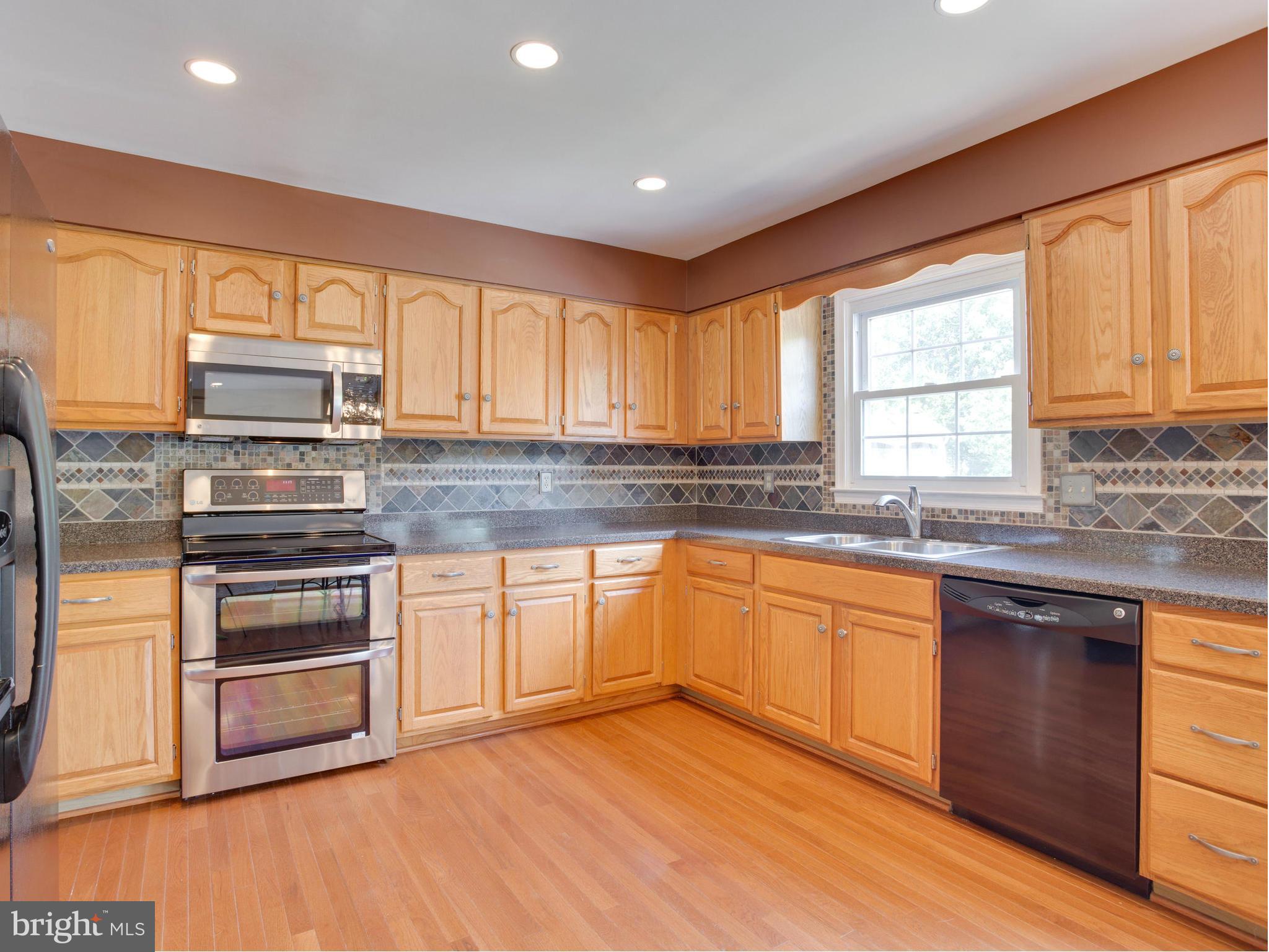 120 Environs Road Sterling, VA 20165 - Photo 9 of 30 Gorgeous Natural Stone Backsplash Feature