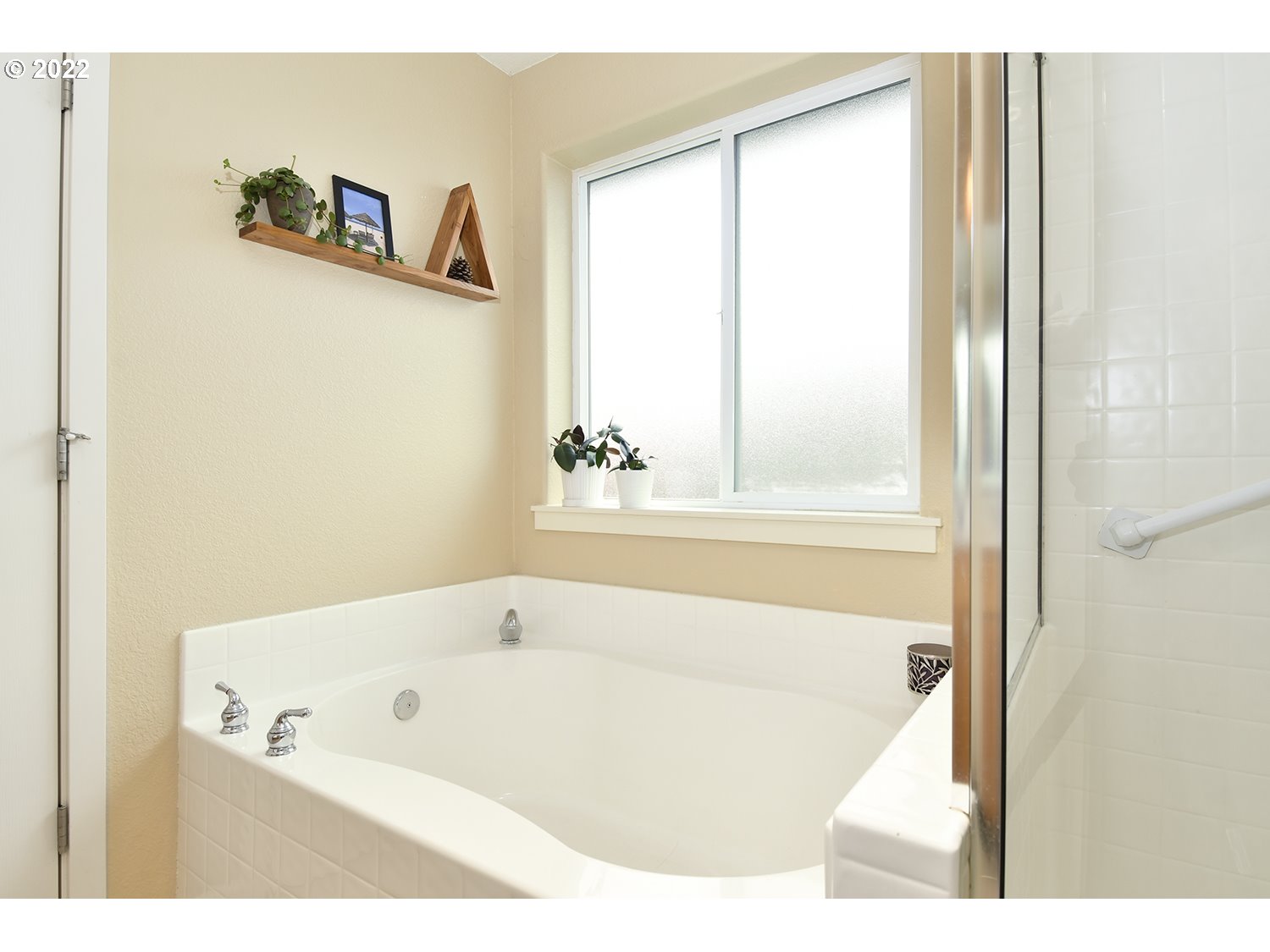 829 T Street Springfield, OR 97477 - Photo 15 of 20 a bathroom with a bathtub