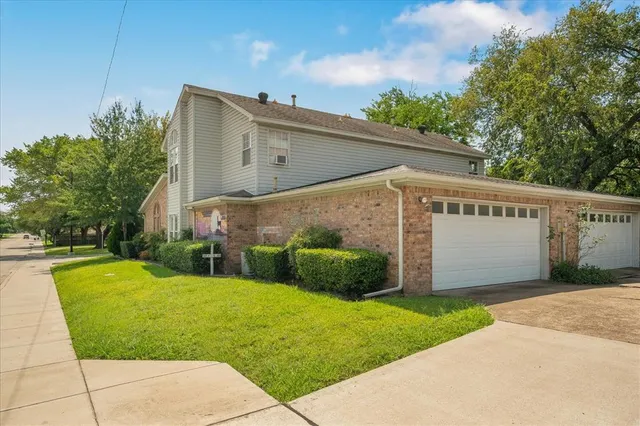a view of a back yard of the house
