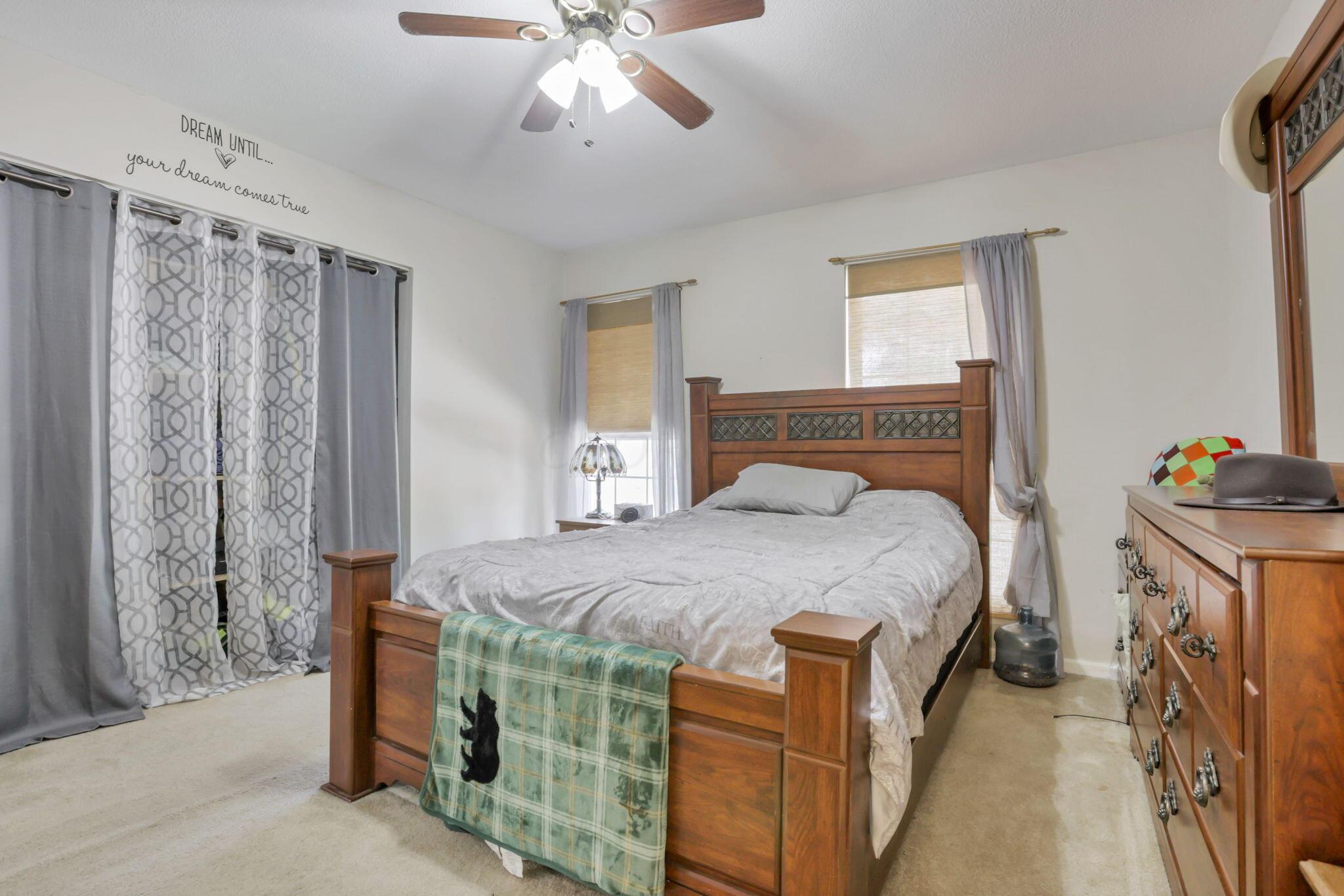 550 Country Club Road Columbus, OH 43213 - Photo 19 of 60 1st FL primary bedroom