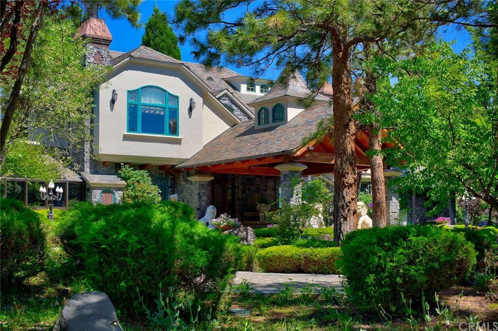 15733 Juniper Peak Road Weed, CA 96094 - Photo 12 of 74 a front view of a house with plants and trees