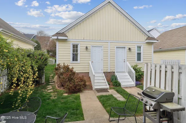 $2,475 | 910 Highgrove Drive, Chapel Hill, NC 27516