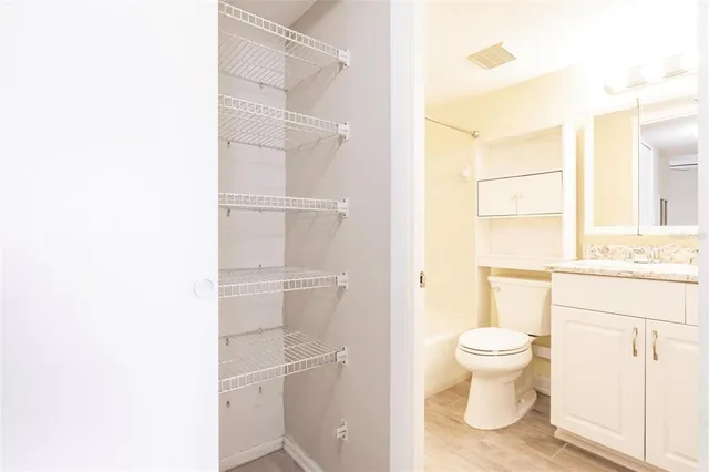 $138,900 | 3635 Lake Bayshore Drive, Unit J410, Bradenton, FL 34205