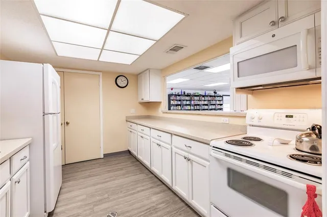 $138,900 | 3635 Lake Bayshore Drive, Unit J410, Bradenton, FL 34205