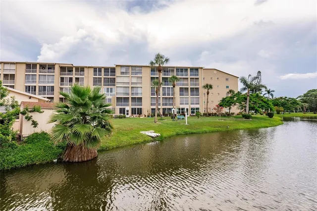 $138,900 | 3635 Lake Bayshore Drive, Unit J410, Bradenton, FL 34205