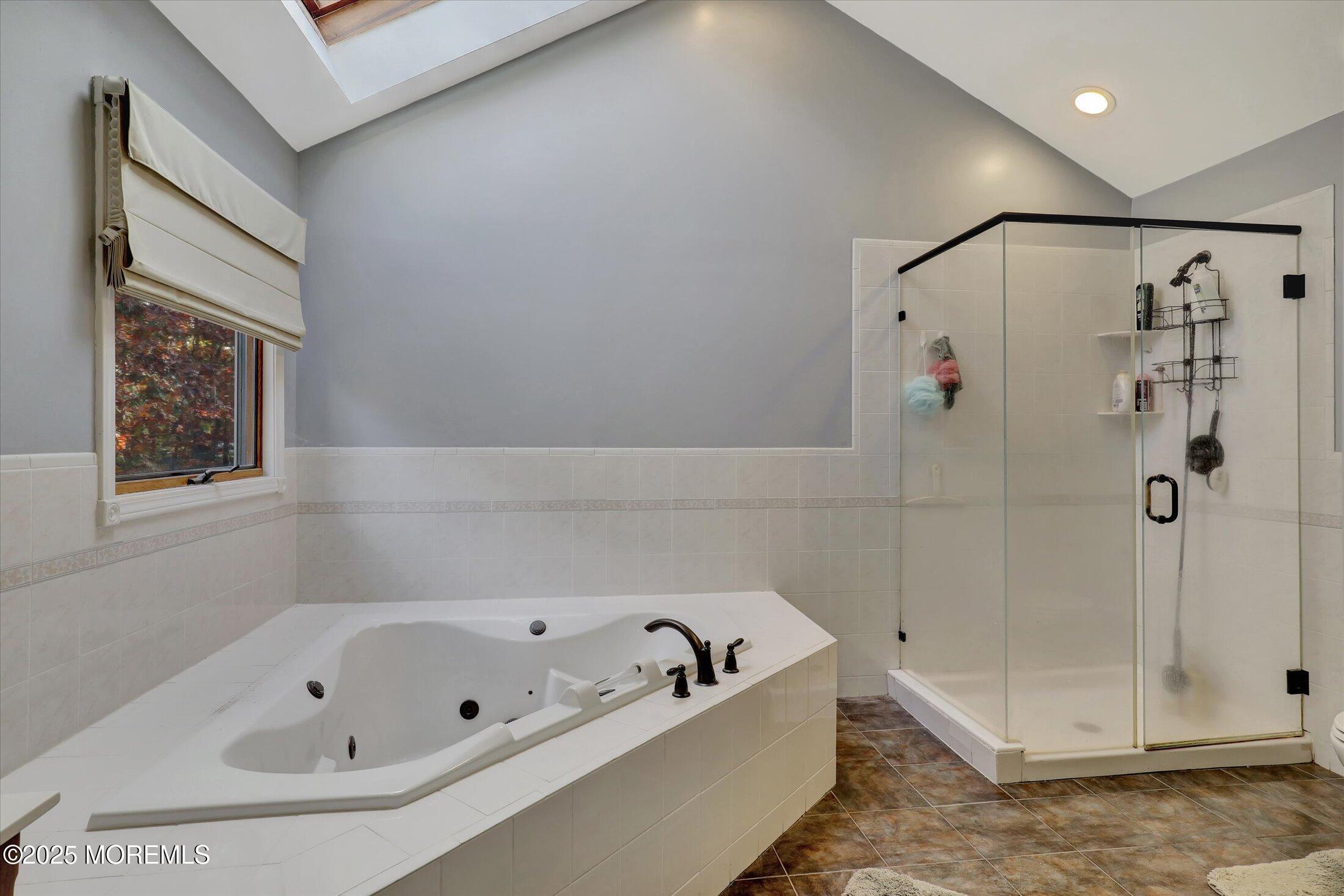9 Rutherford Court Jackson, NJ 08527 - Photo 31 of 47 31-Primary Bathroom