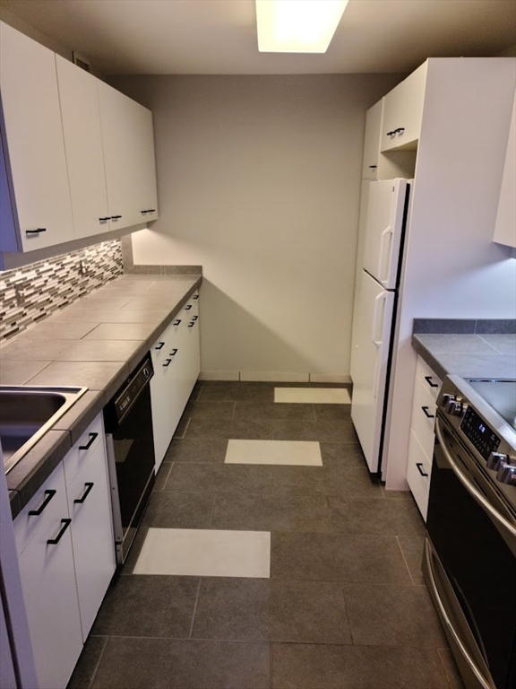 3 Seal Harbor Road, Unit 634 Winthrop, MA 02152 - Photo 2 of 8 a kitchen with granite countertop a stove and a refrigerator