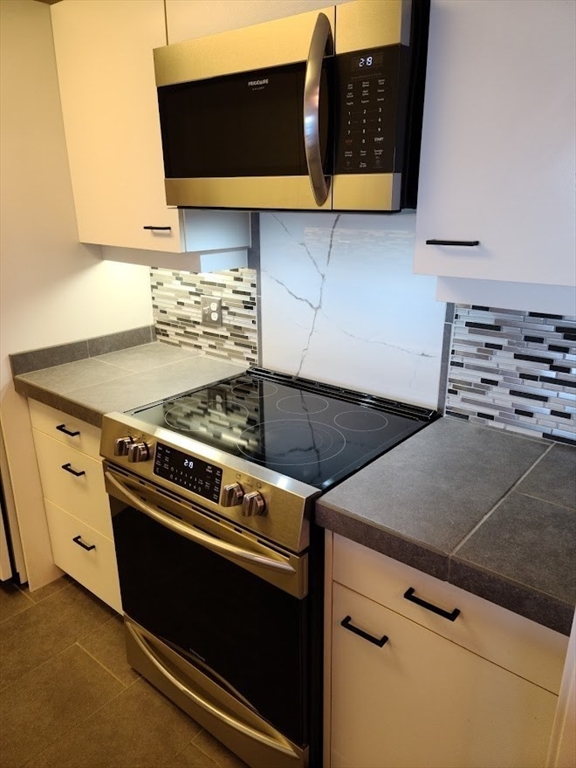 3 Seal Harbor Road, Unit 634 Winthrop, MA 02152 - Photo 4 of 8 a stove top oven sitting inside of a kitchen