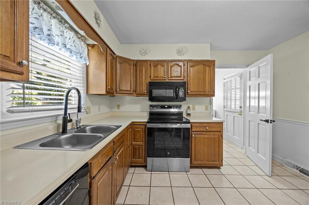 3216 Pine Needles Road High Point, NC 27265 - Photo 10 of 29