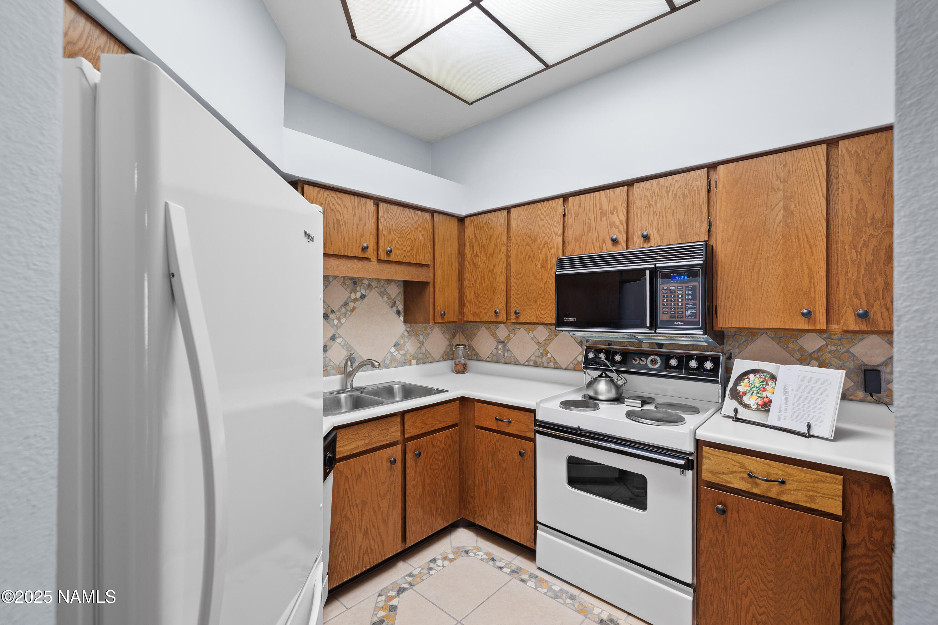 4024 Goodwin Circle Flagstaff, AZ 86004 - Photo 20 of 59 Kitchen with custom backsplash