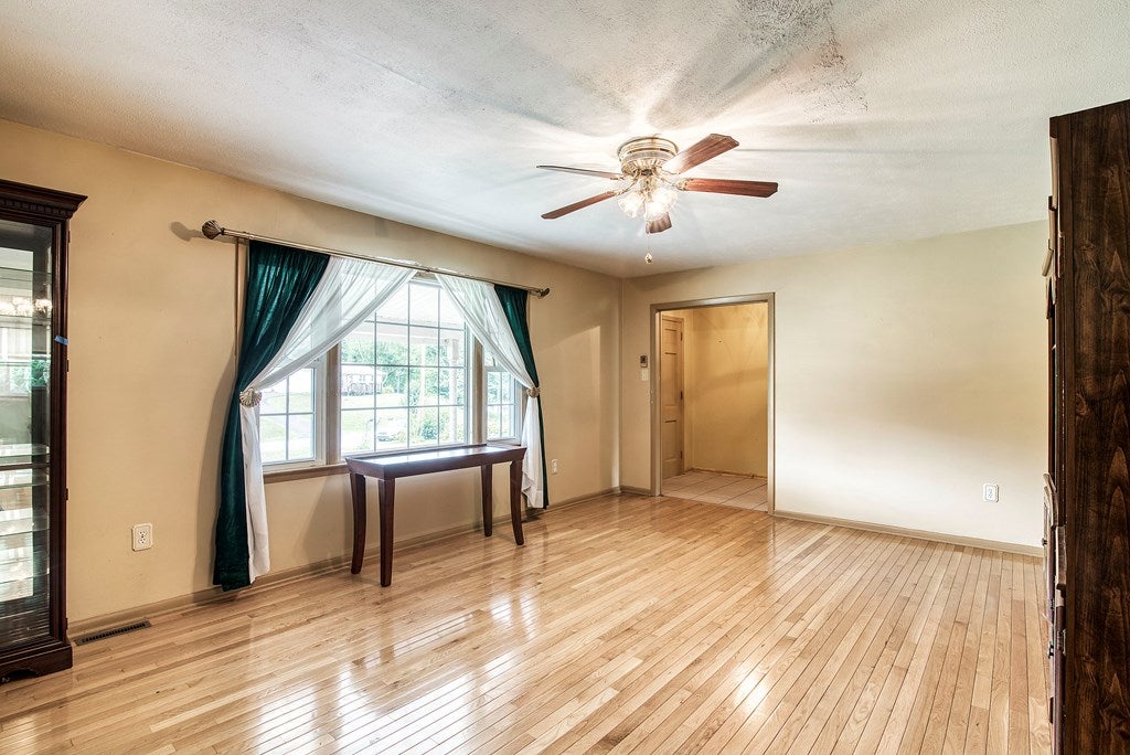 186 Locust Point Road Saltville, VA 24370 - Photo 3 of 22 Gallery Image 3