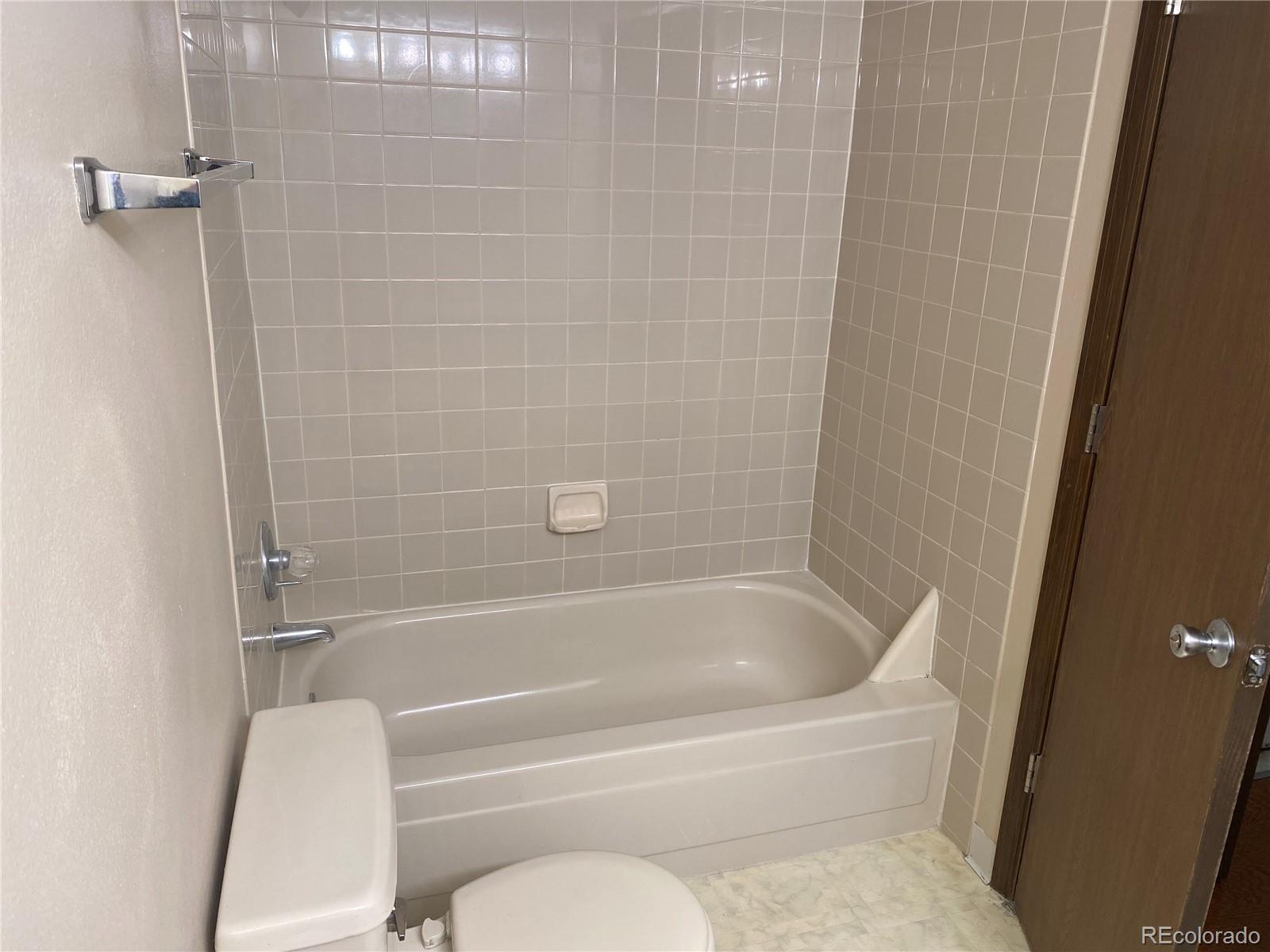 4671 South Decatur Street, Unit 232 Englewood, CO 80110 - Photo 21 of 32 a bathroom with a toilet and bathtub