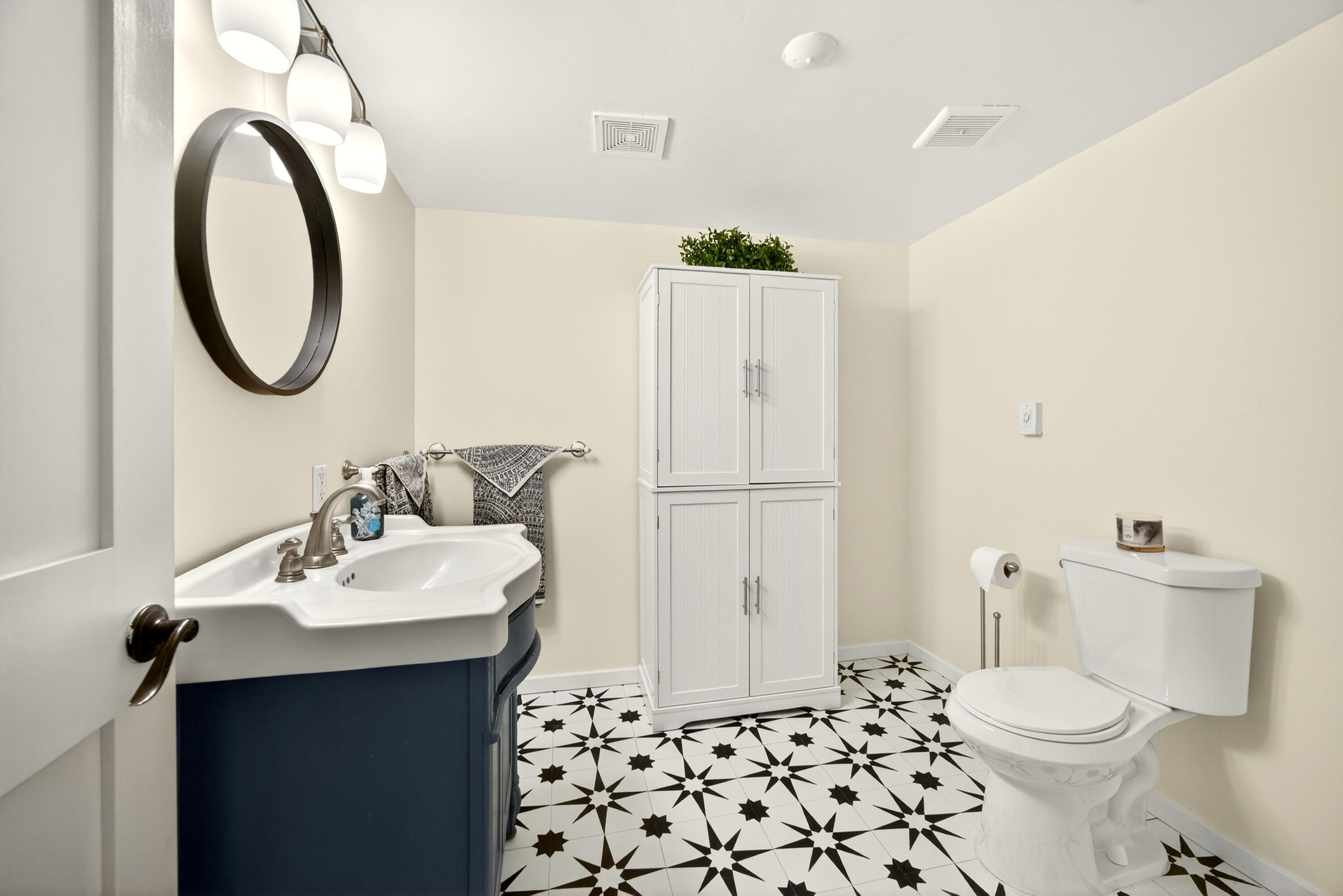 2922 Anderson Creek Road Talent, OR 97540 - Photo 27 of 37 Guest bath w/ shower.