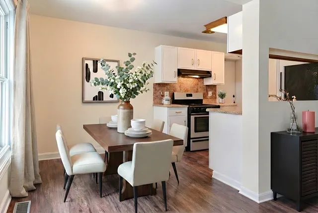 $225,000 | 254 Sunset Court, Vernon Hills, IL 60061