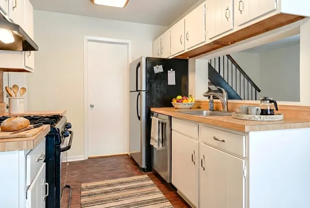 $225,000 | 254 Sunset Court, Vernon Hills, IL 60061