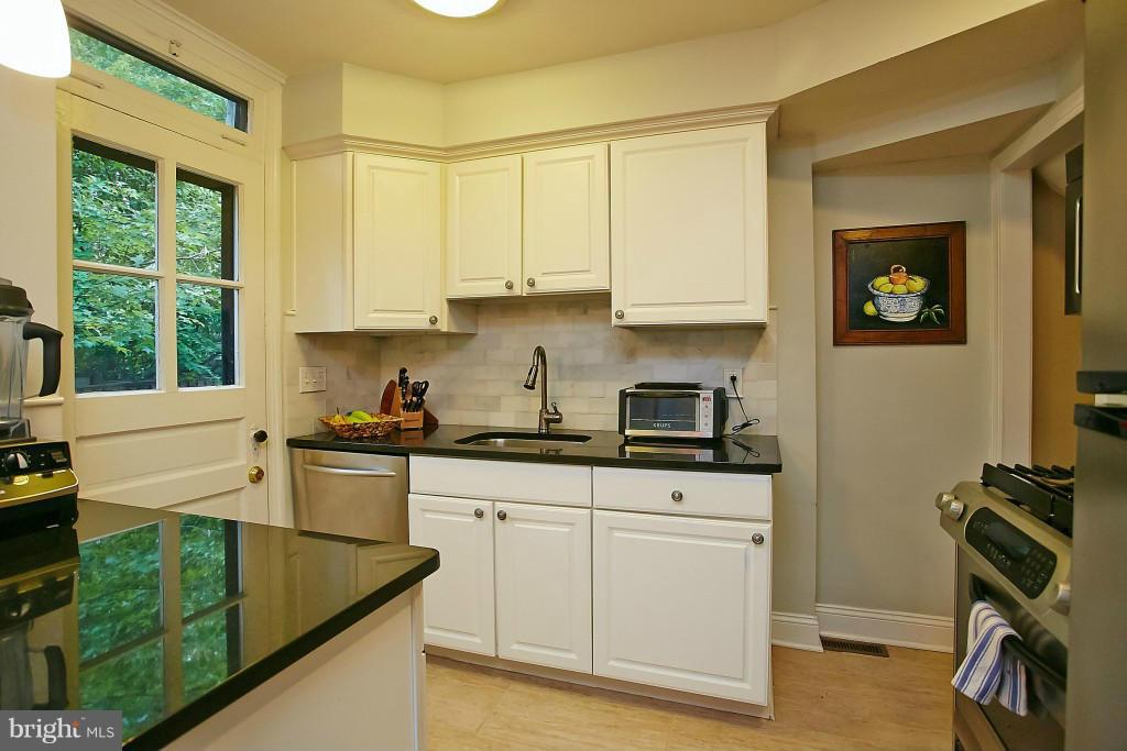 1110 Portner Road Alexandria, VA 22314 - Photo 12 of 30 Kitchen