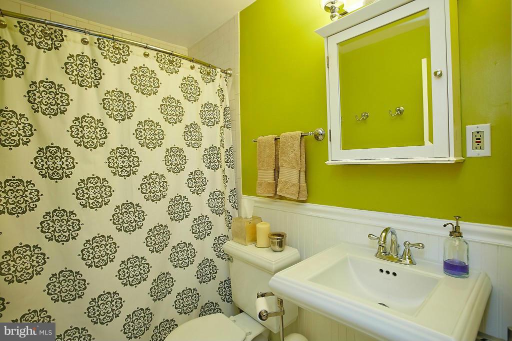 1110 Portner Road Alexandria, VA 22314 - Photo 19 of 30 Bath (Master)