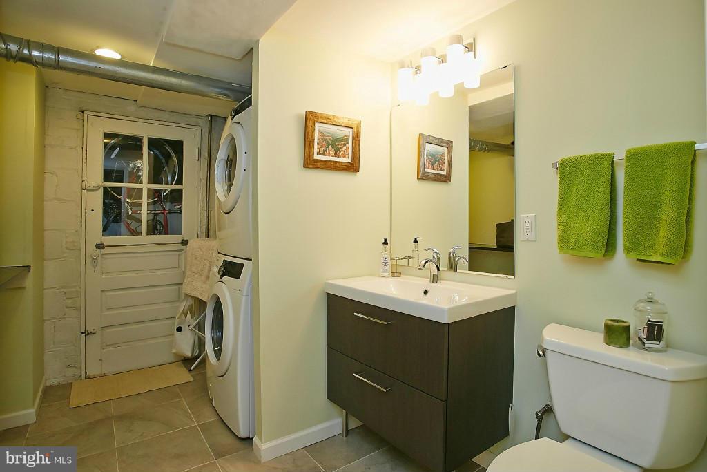 1110 Portner Road Alexandria, VA 22314 - Photo 24 of 30 Bath