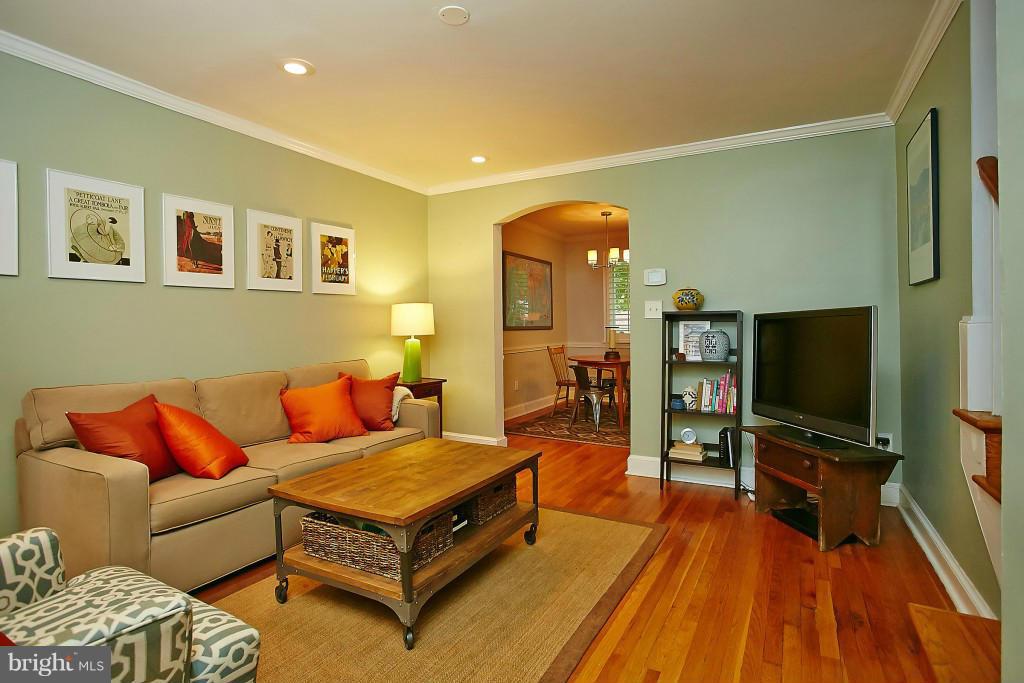 1110 Portner Road Alexandria, VA 22314 - Photo 5 of 30 Living Room