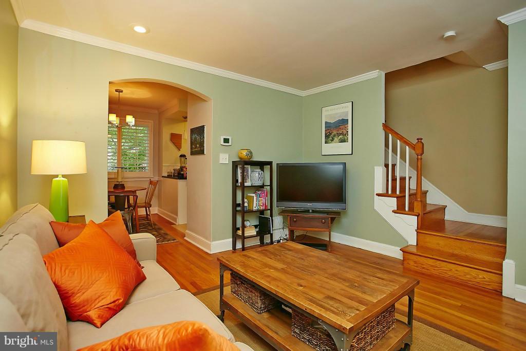 1110 Portner Road Alexandria, VA 22314 - Photo 6 of 30 Living Room