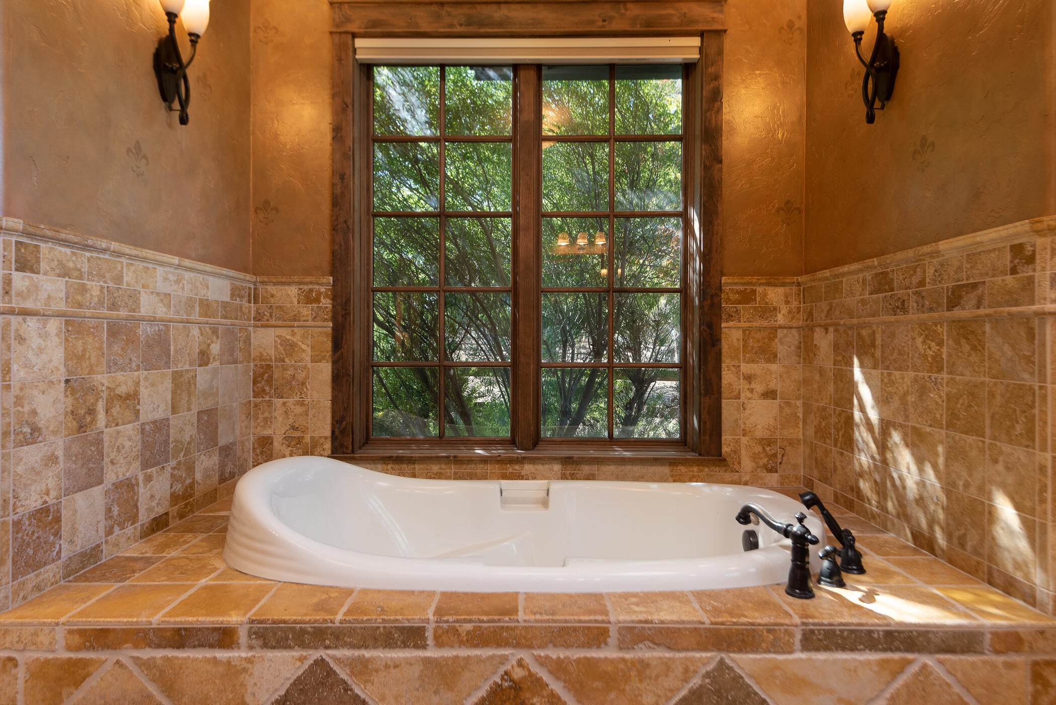 20240 Rock Canyon Road Bend, OR 97703 - Photo 27 of 48 27Master tub