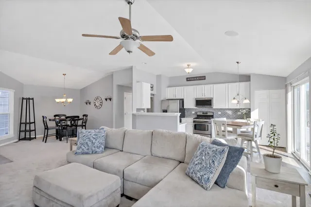 $439,900 | 6711 Glenmoor Court, McHenry, IL 60050