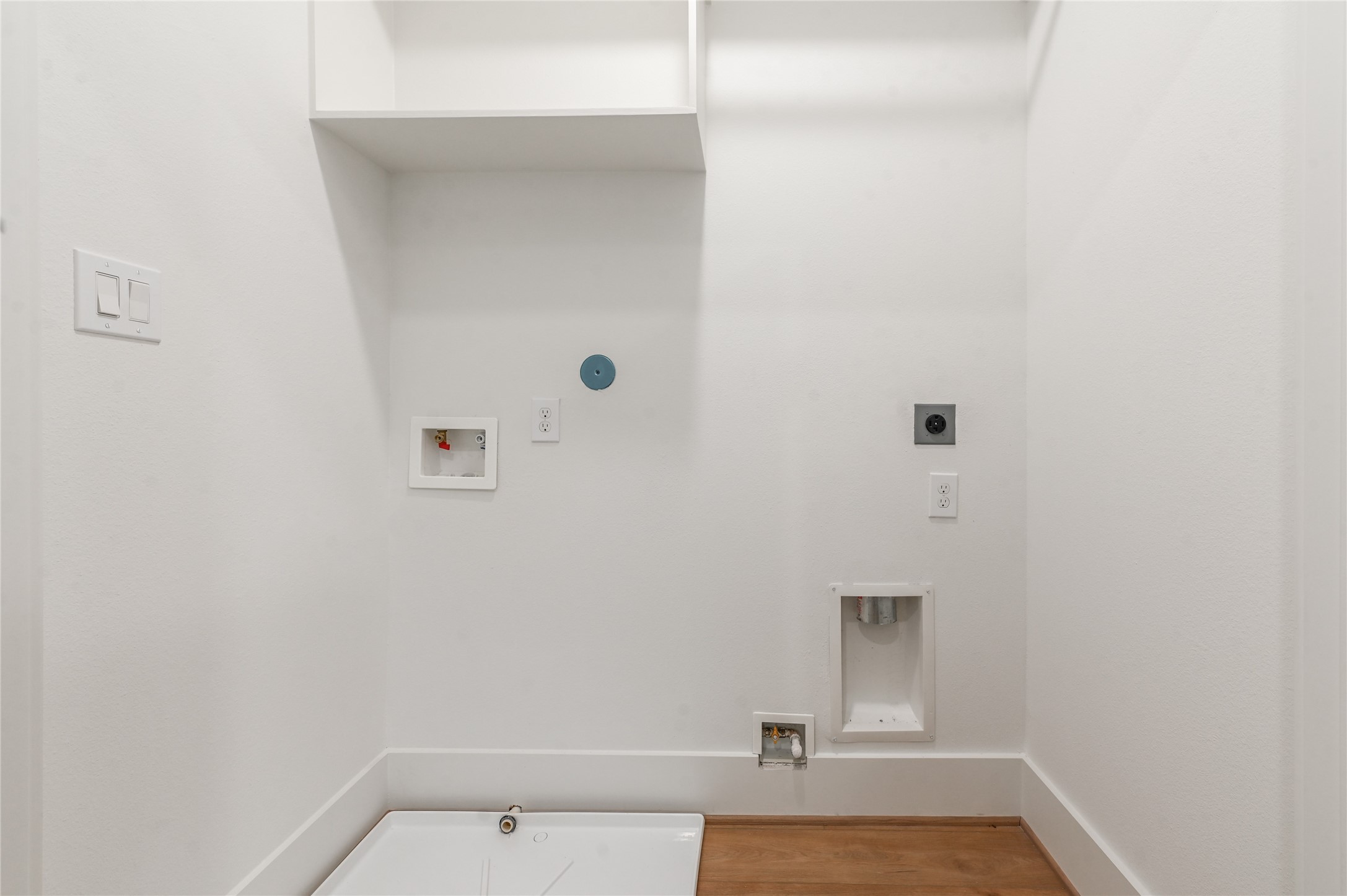 7607 Victory Reserve Street Houston, TX 77088 - Photo 22 of 50 a bathroom with a bathtub