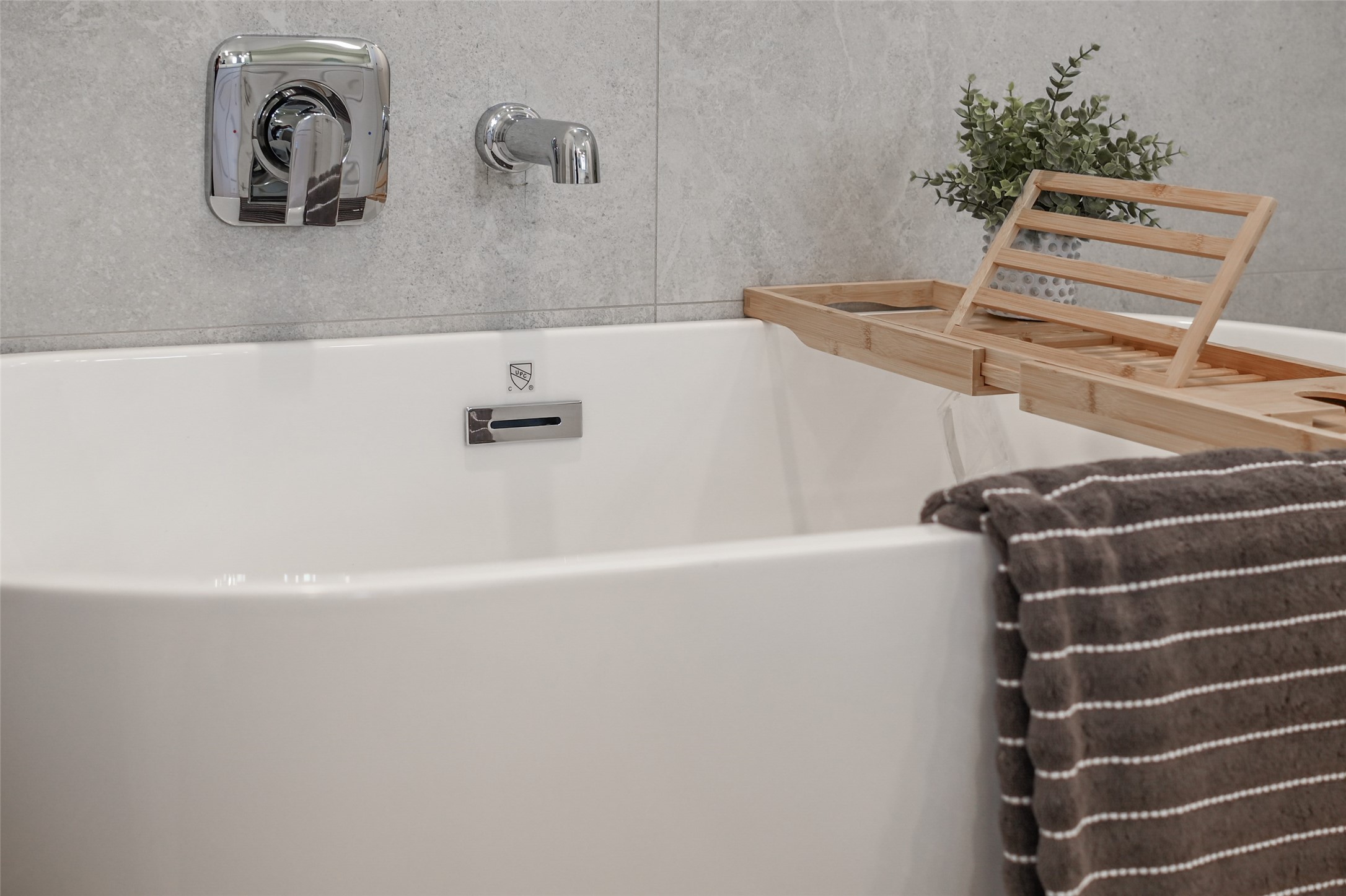 7607 Victory Reserve Street Houston, TX 77088 - Photo 30 of 50 a bathroom with a bathtub