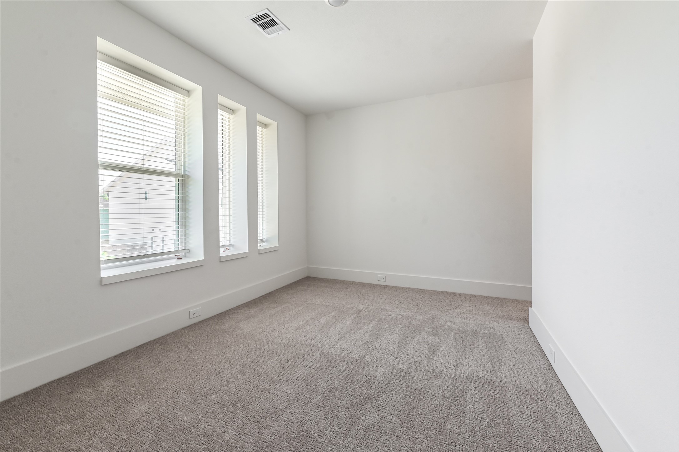 7607 Victory Reserve Street Houston, TX 77088 - Photo 37 of 50 an empty room with windows