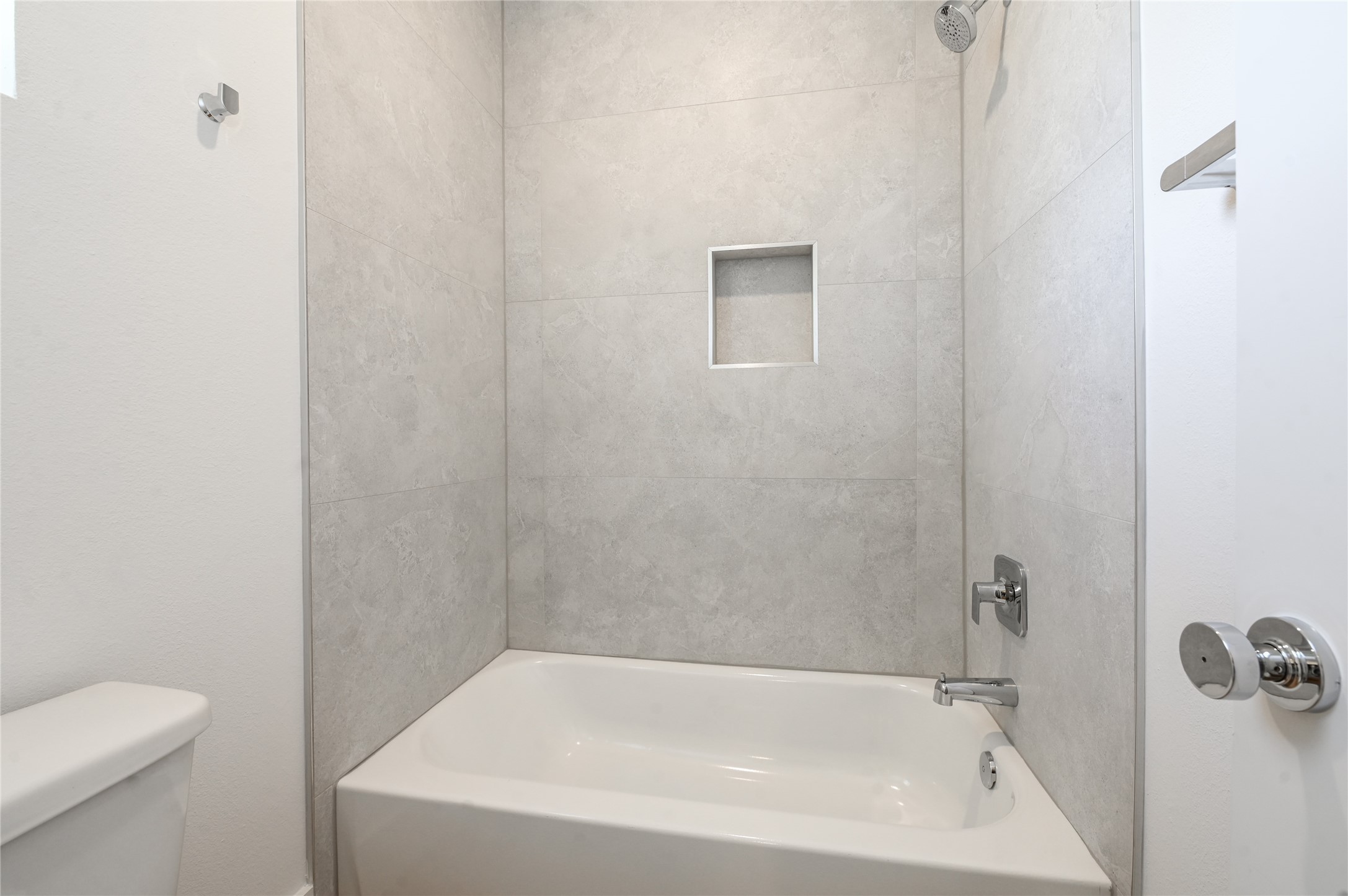 7607 Victory Reserve Street Houston, TX 77088 - Photo 41 of 50 a bathroom with a white bath tub