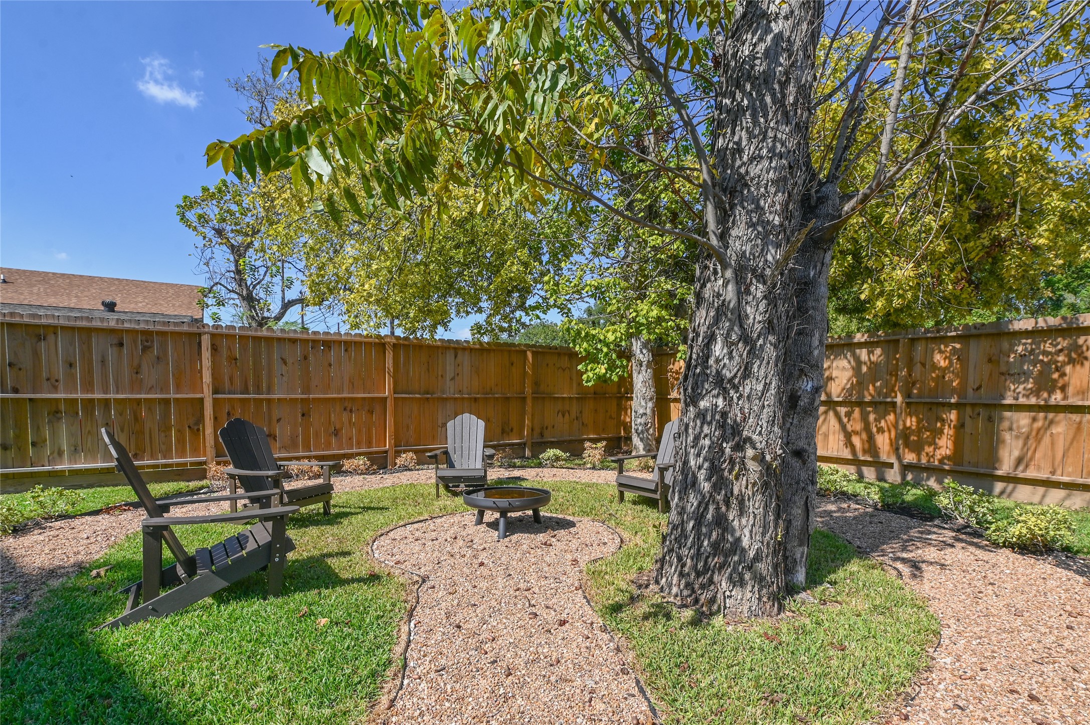 7607 Victory Reserve Street Houston, TX 77088 - Photo 47 of 50 a backyard of a house with table and chairs