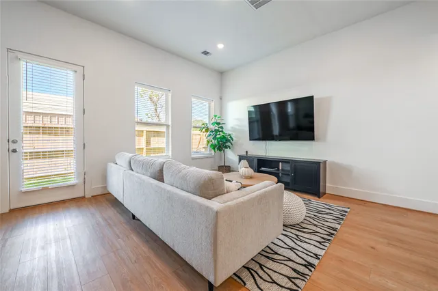 $2,500 | 7607 Victory Reserve Street, Houston, TX 77088