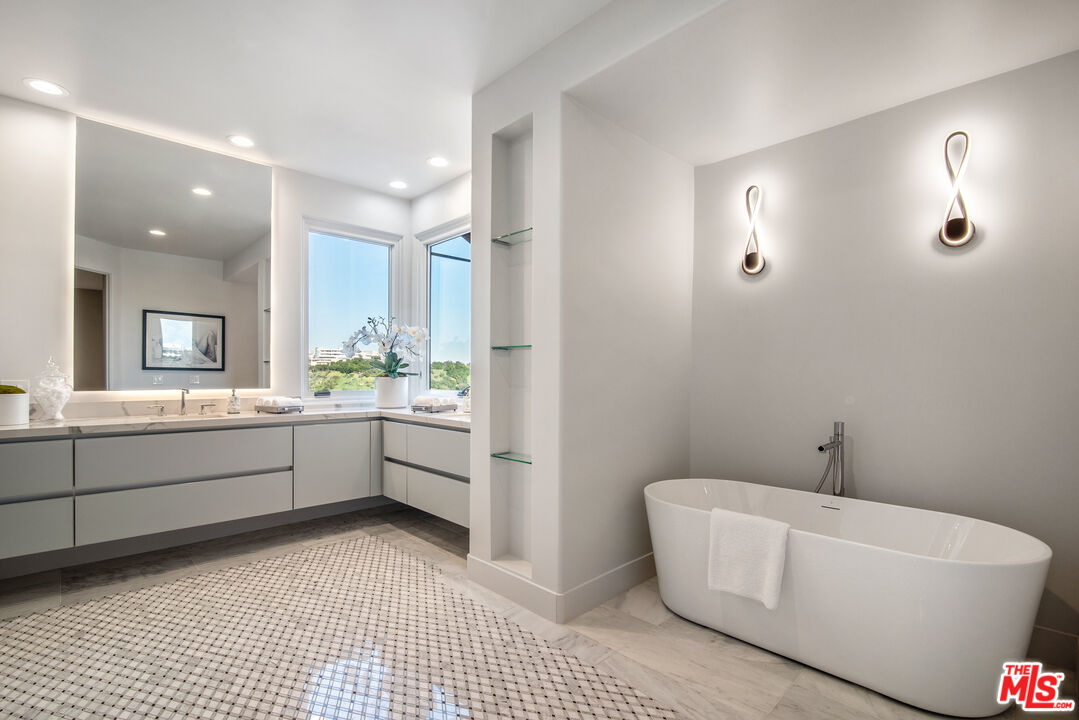 930 North Tigertail Road Los Angeles, CA 90049 - Photo 12 of 26