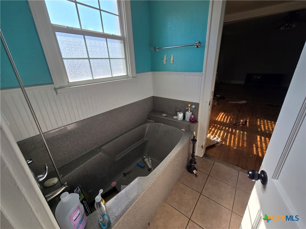 404 Fennimore Street Gatesville, TX 76528 - Photo 11 of 19 a bathroom with a bathtub