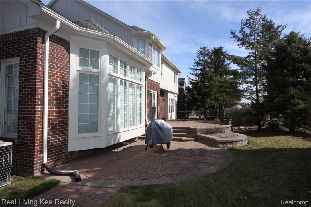3495 Heron Ridge Drive Rochester, MI 48309 - Photo 45 of 49 FULL VIEW OF TIERED PAVER PATIO