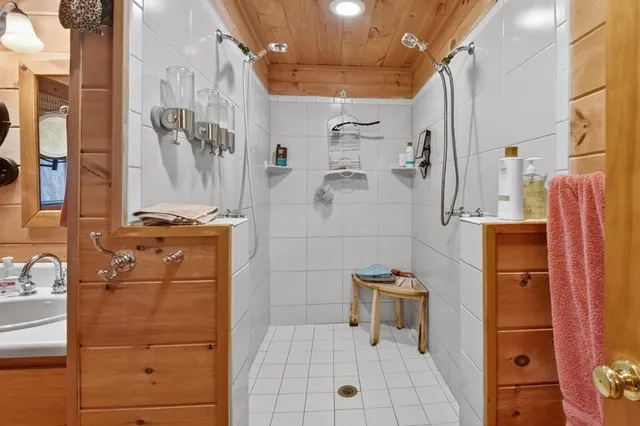 a view of a livingroom with furniture and a ceiling fan