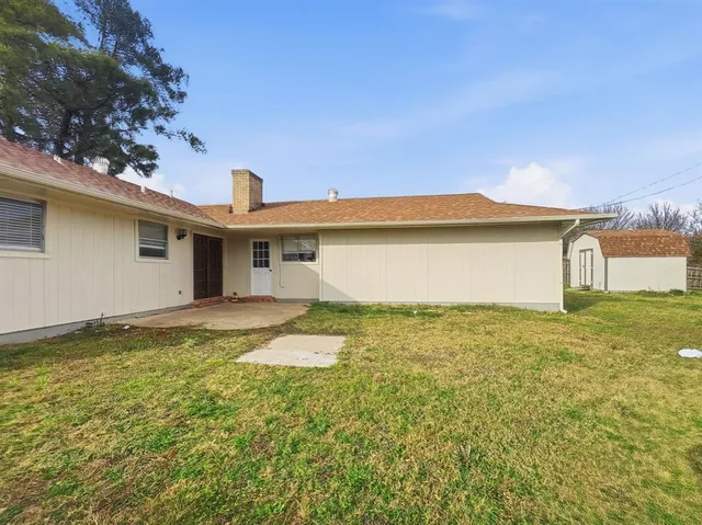 a view of a house with a backyard