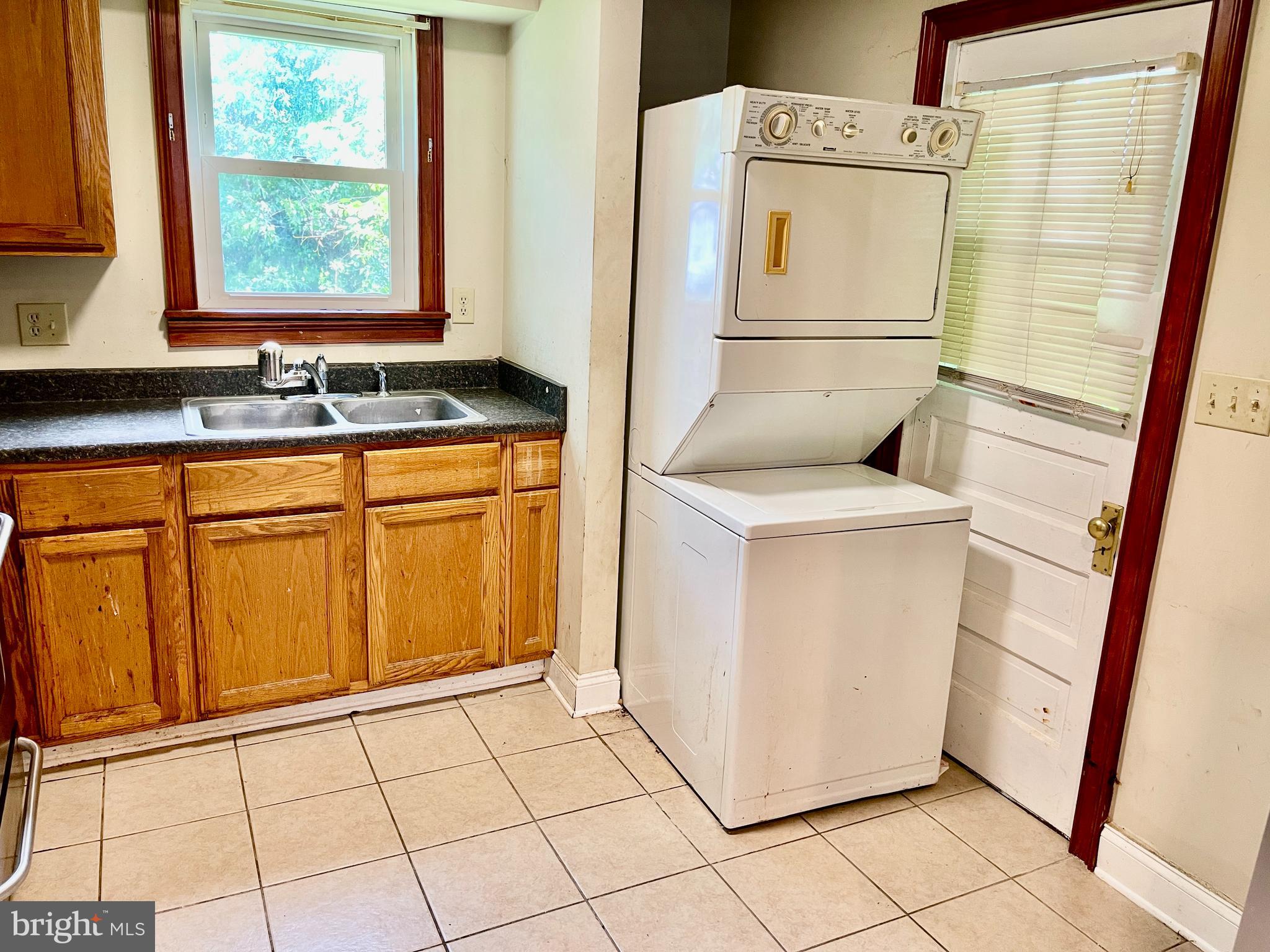 10 Avenal Road Baltimore, MD 21221 - Photo 22 of 24 Kitchen with walkout. Stackable units to be remove