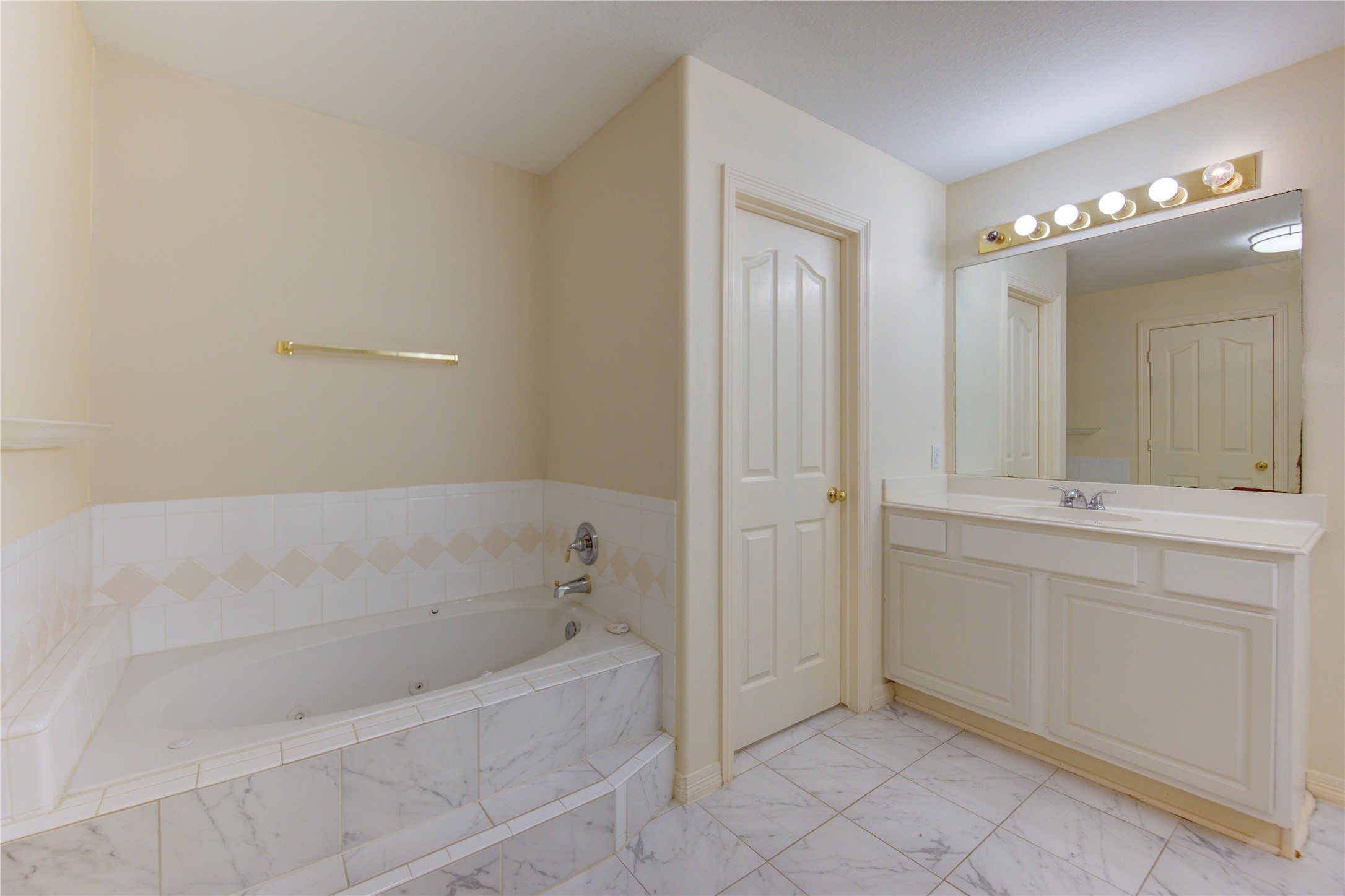 7611 South Linpar Court Houston, TX 77040 - Photo 36 of 48 a bathroom with a bathtub and a sink