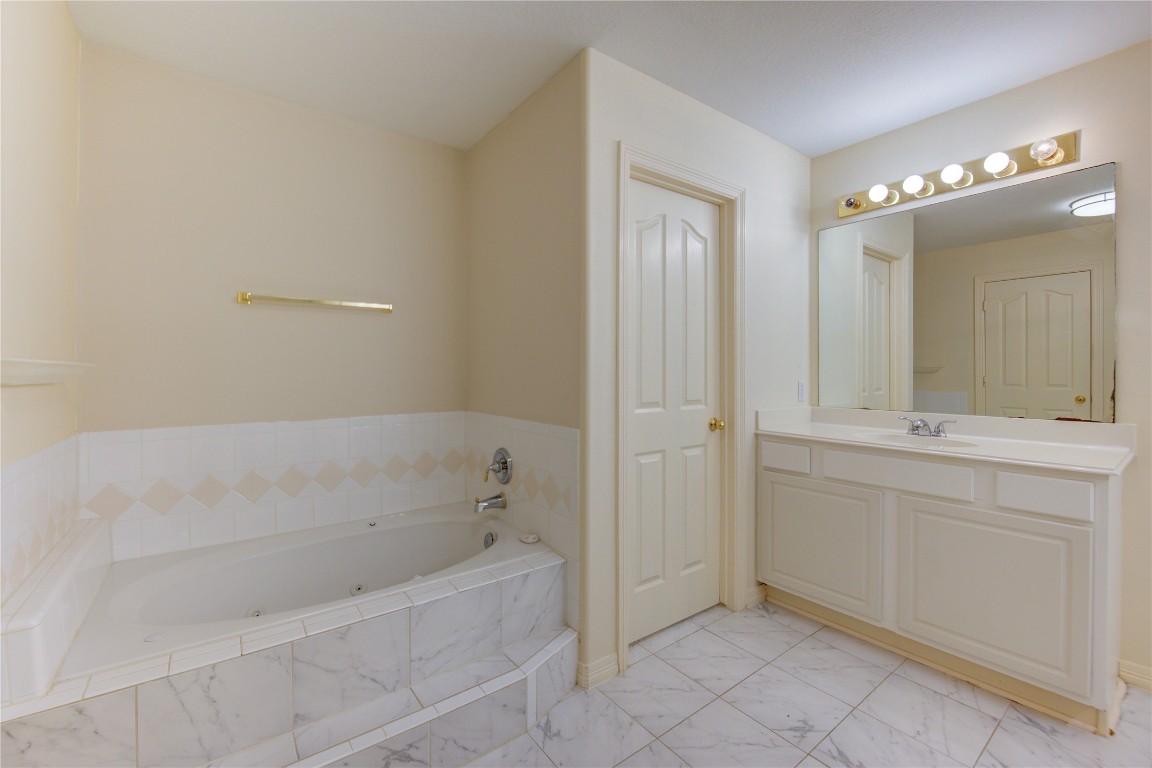7611 South Linpar Court Houston, TX 77040 - Photo 36 of 49 a bathroom with a bathtub and a sink