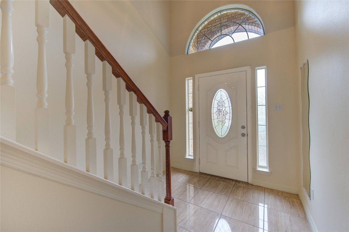 7611 South Linpar Court Houston, TX 77040 - Photo 4 of 49 a view of a livingroom with wooden floor and a window
