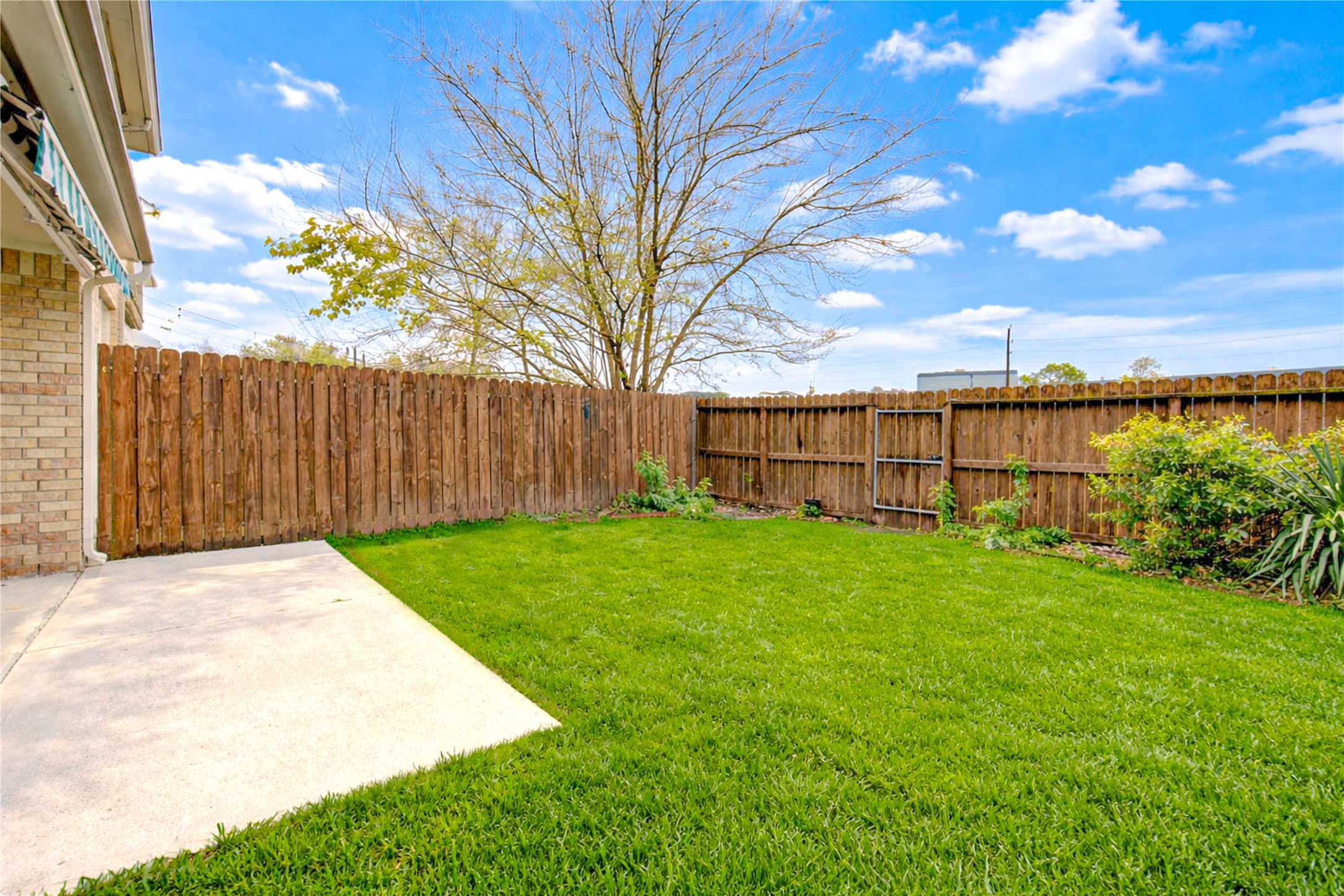 7611 South Linpar Court Houston, TX 77040 - Photo 43 of 48 a view of backyard with green space