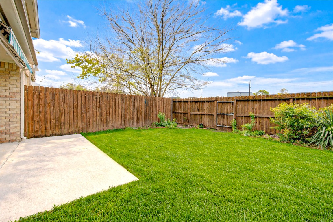 7611 South Linpar Court Houston, TX 77040 - Photo 43 of 49 a view of backyard with green space