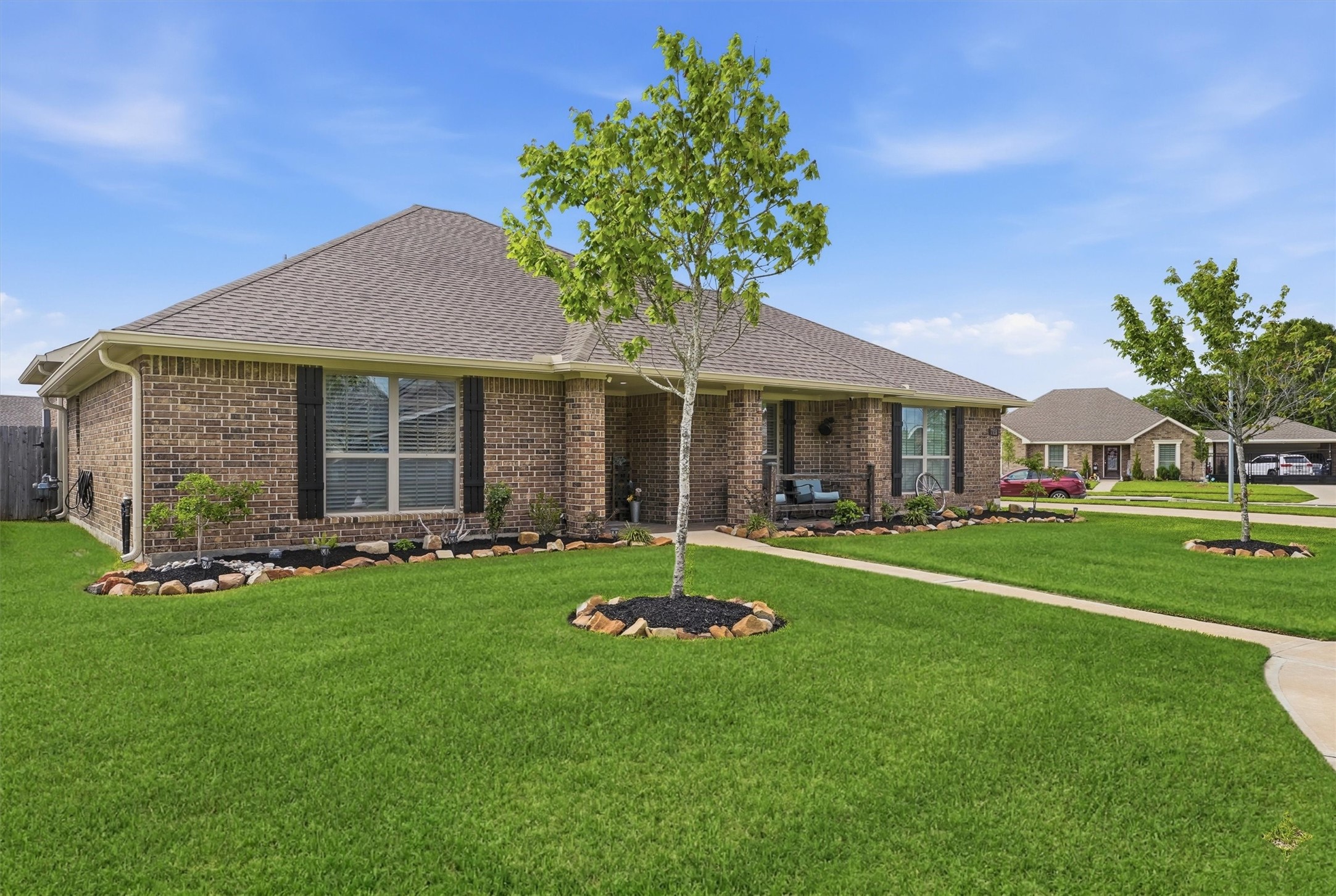 7131 Limestone Circle Manvel, TX 77578 - Photo 3 of 40 The front patio is an amazing bonus to this front yard.
