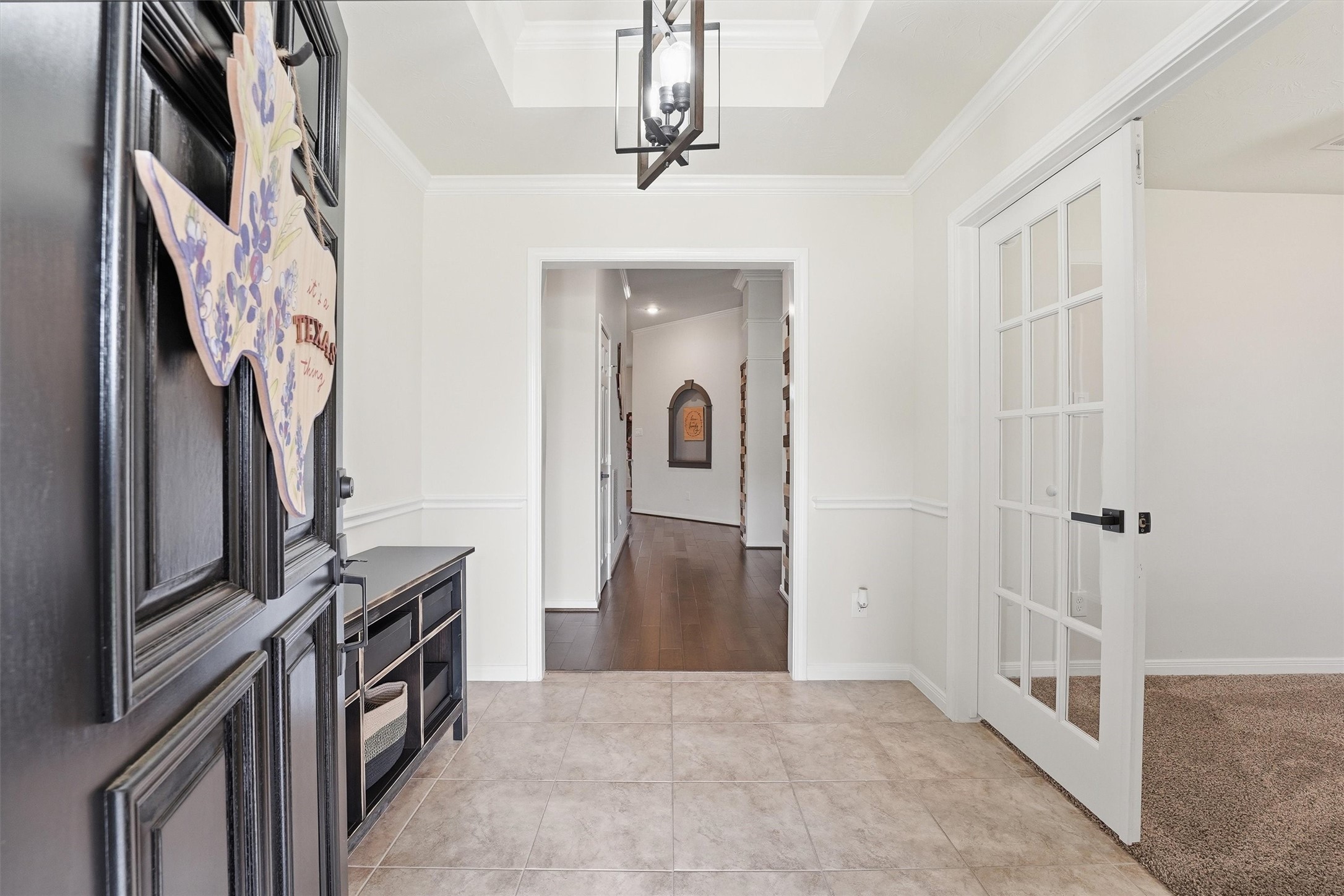 7131 Limestone Circle Manvel, TX 77578 - Photo 4 of 40 This wide open entry allows for easy pass through.
