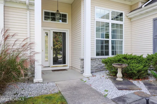 a view of a house with backyard and garden