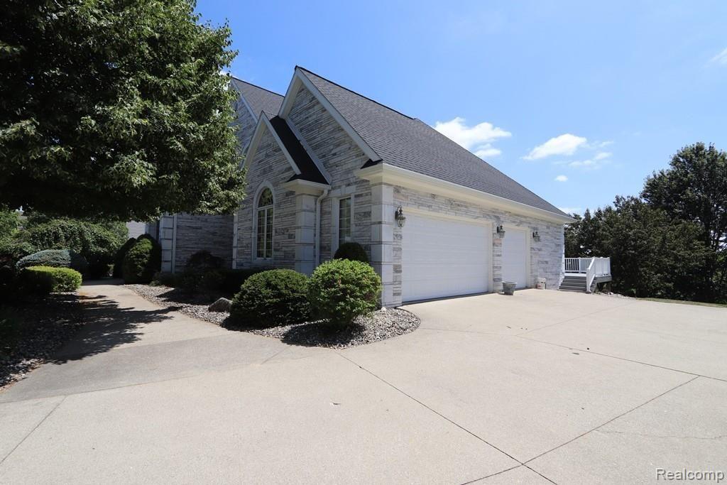 11636 Kings Colony Road Grand Blanc, MI 48439 - Photo 6 of 73 3-car side load garage